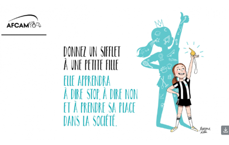 Donnez un sifflet à une petite fille